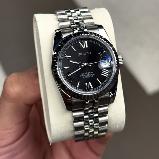 MONTURE® Black Roman Numeral Dial