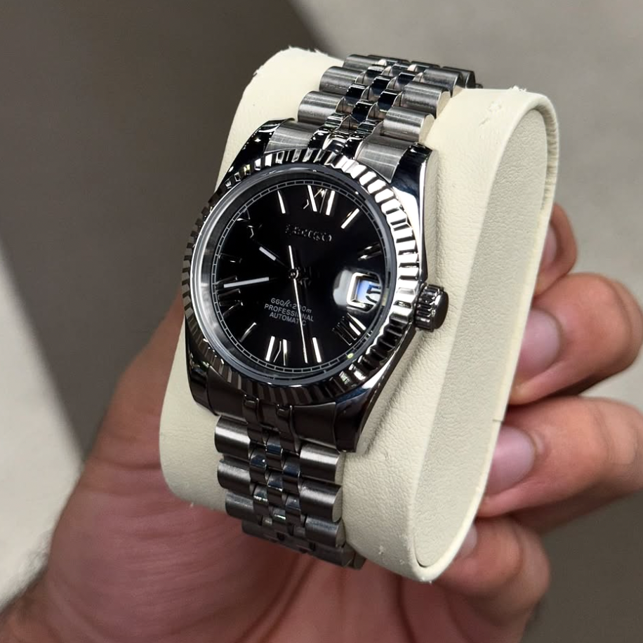 MONTURE® Black Roman Numeral Dial