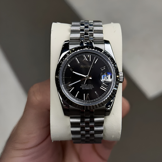 MONTURE® Black Roman Numeral Dial